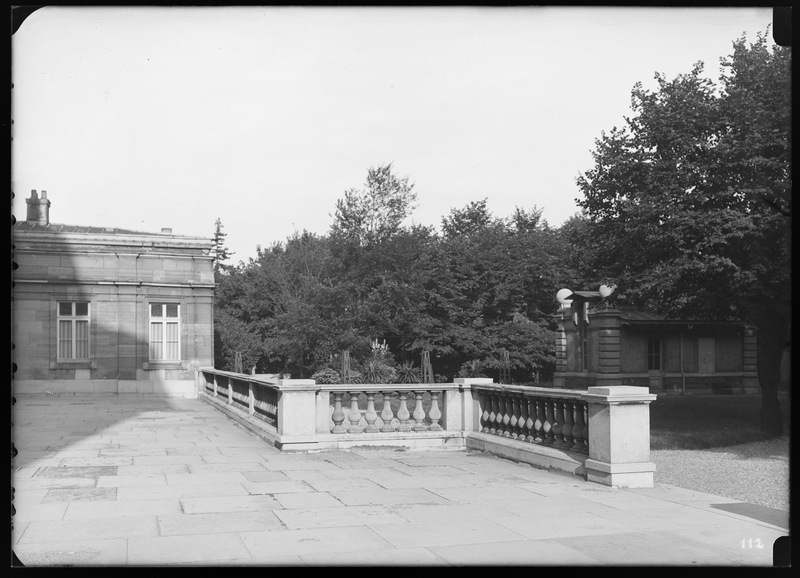 Terrasse inférieure (sud), bureau du service méridien et pavillon du cercle méridien Bouty dit Pavillon russe, le 3 juillet 1934 - Observatoire de Paris (titre forgé)