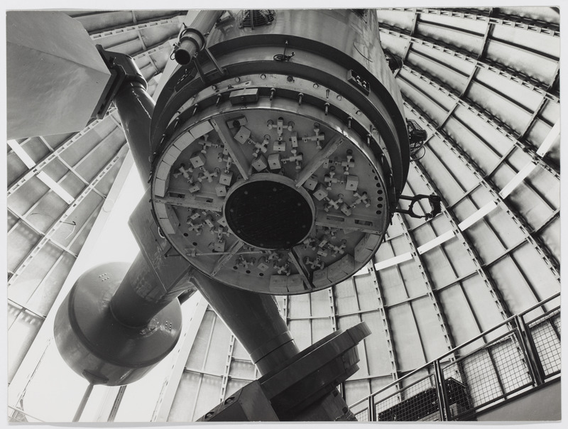 Observatoire de Haute-Provence Saint Michel [Basses Alpes] - Installation du miroir 193 sur le grand télescope. Miroir 193 installé sur le grand tube du télescope. (titre original)