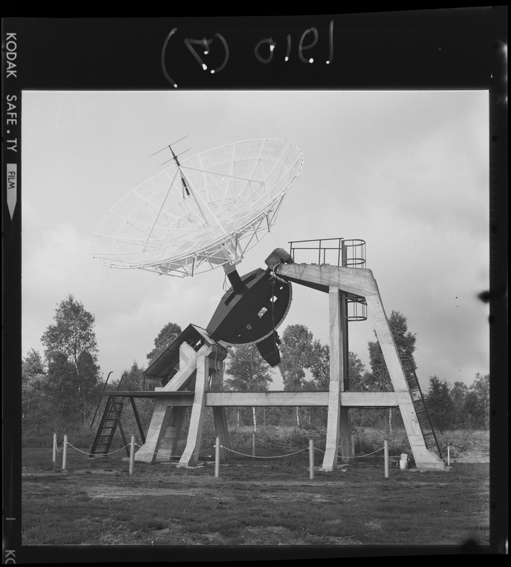 Radiotélescope d'observations en routine à 169 et 408 MHz - Station de Radioastronomie de Nançay (titre forgé)