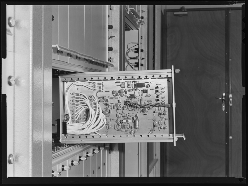 Récepteur à multi corrélations de l'interféromètre Est-Ouest : tiroir distribution pilote - Station de radioastronomie de Nançay (Cher) (titre forgé)