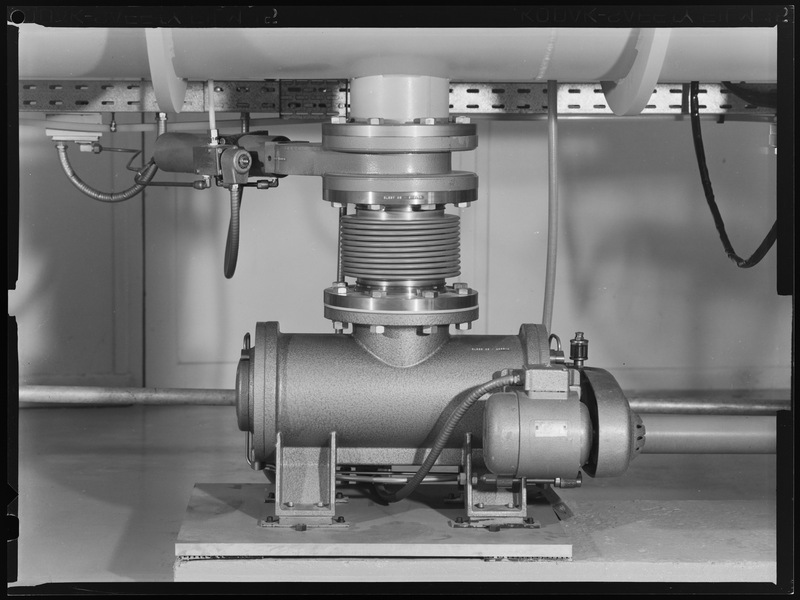 Spectrographe sous-vide de 10m pour l'ultraviolet : pompe turbo-moléculaire T.V.P. 900 - Laboratoire de Physique Atomique et Moléculaire Félenbock, Département d'Astrophysique Fondamentale (DAPHE) - Observatoire de Meudon (titre forgé)