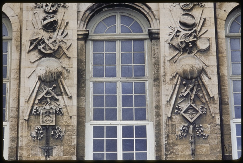 Observatoire de Paris - Bas reliefs de Temporiti du batiment Perrault (titre forgé) / [2 images]