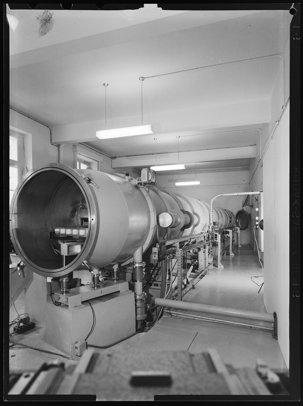 Spectrographe sous-vide de 10m pour l'ultraviolet : ensemble côté servitude - Laboratoire de Physique Atomique et Moléculaire Félenbock, Département d'Astrophysique Fondamentale (DAPHE) - Observatoire de Meudon (décembre 1971) (titre forgé)