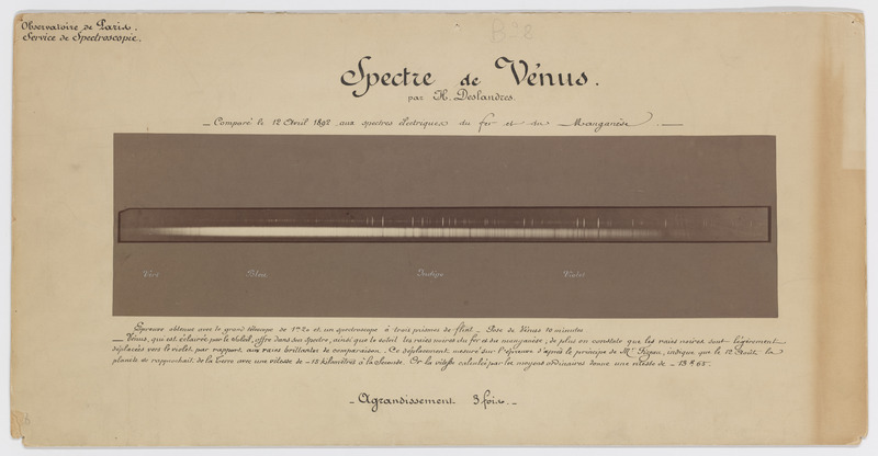 Spectre de Vénus, par H. Deslandres ; comparé le 12 avril 1892 aux spectres électriques du fer et du manganèse. Epreuve obtenue avec le grand télescope de 1m20 et un spectroscope à trois prismes de flint […]. Pose de Vénus 10 minutes, agrandissement 3 fois (titre original)