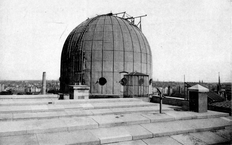 Observatoire de Paris : terrasse supérieure. Grande coupole de l’est (titre original)