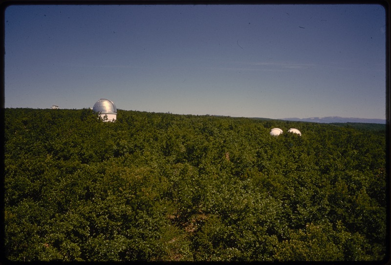 Vue sur la coupole du grand prisme objectif PO, la coupole double du Schmidt et petit prisme objectif - Observatoire de Haute-Provence (titre forgé)