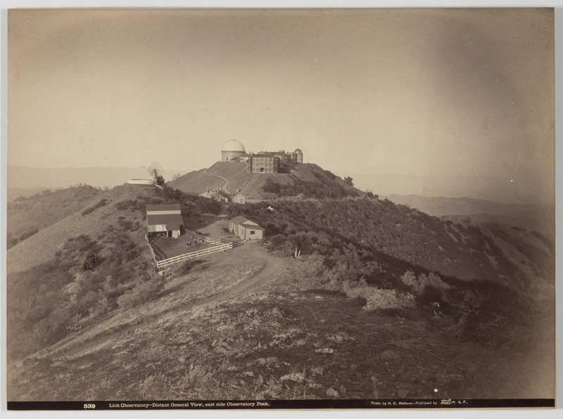 Lick Observatory : Distant General View, east side Observatory (titre original)