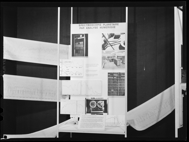 Panneau d'exposition sur la spectroscopie planétaire par analyse numérique (titre forgé)