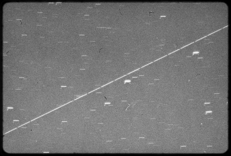 Passage du satellite Echo dans le ciel, trace agrandie des interruptions toutes les secondes - service de M.Muller, Observatoire de Meudon (titre forgé)