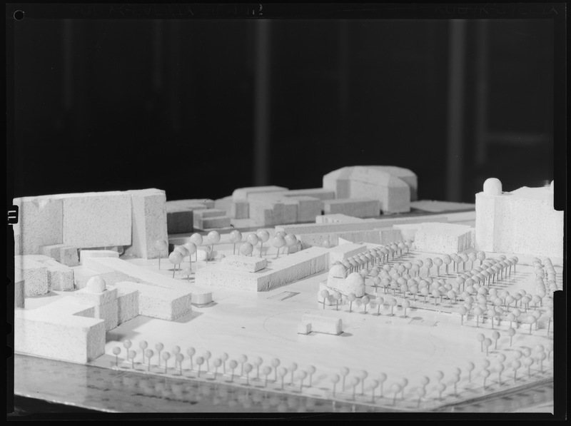 Maquette de l'Observatoire de Paris dans les années 1960, avec projet des nouveaux batiments au n°77 de l'avenue Denfert-Rochereau (titre forgé) / [2 images]