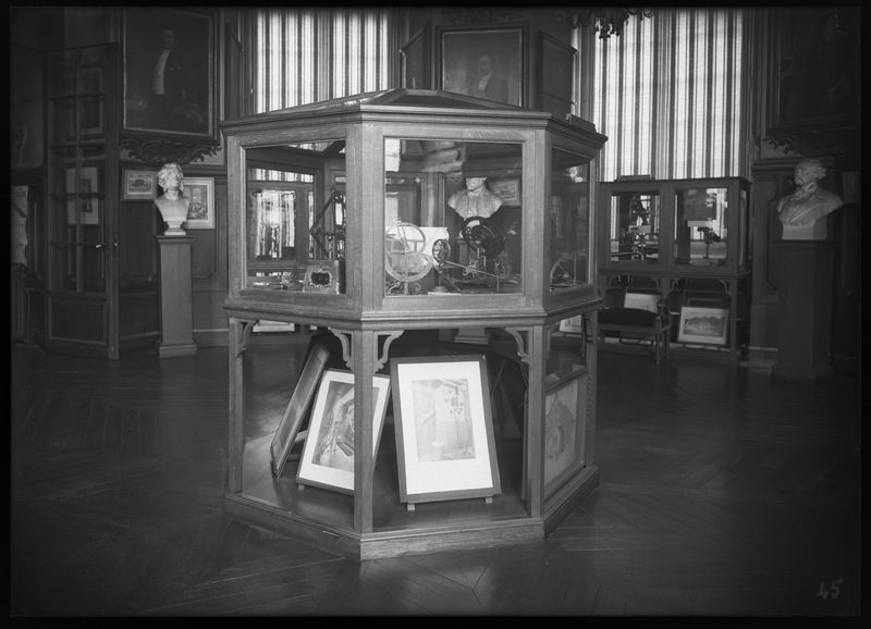 Le musée, rotonde Ouest (aujourd'hui salle du conseil), vitrine centrale, le 12 mai 1934 - Observatoire de Paris (titre forgé)