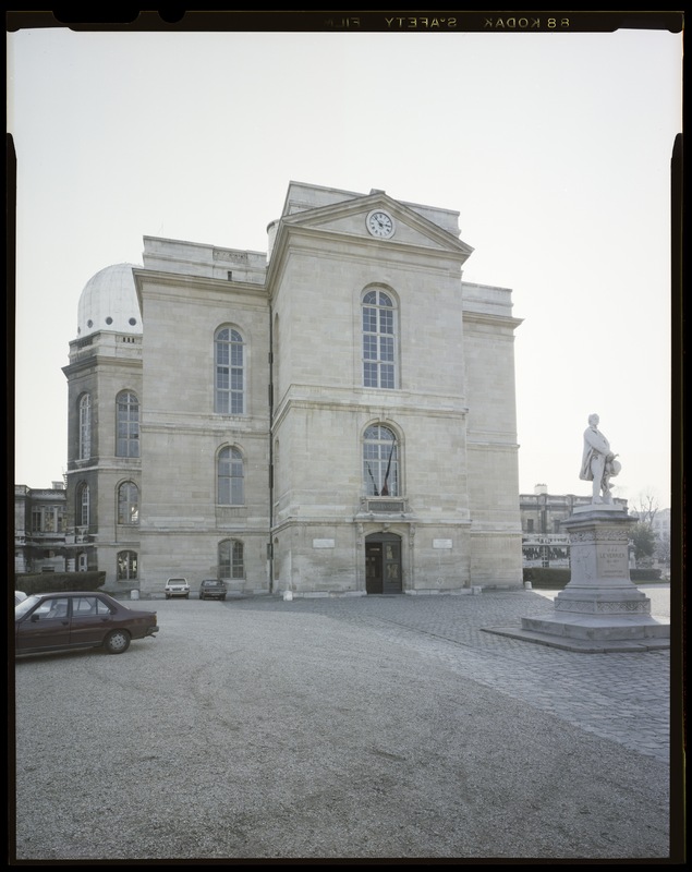 Le batiment de l'Observatoire de Paris vu depuis la cour côté nord. (titre forgé)