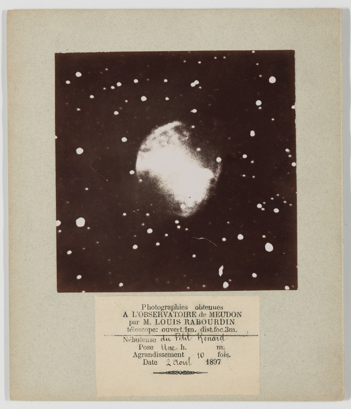 Photographies obtenues à l’observatoire de Meudon par M. Louis Rabourdin : nébuleuse du Petit Renard. Télescope 1m ouverture, 3m distance focale ; pose 1 h ; agrandissement 10 fois ; date 2 août 1897 (titre original) / [2 images]