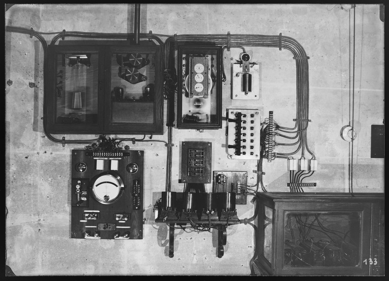 Salle des pendules, émission des signaux horaires par cellules photo-électriques ? - Bureau International de l'Heure - Observatoire de Paris (titre forgé)