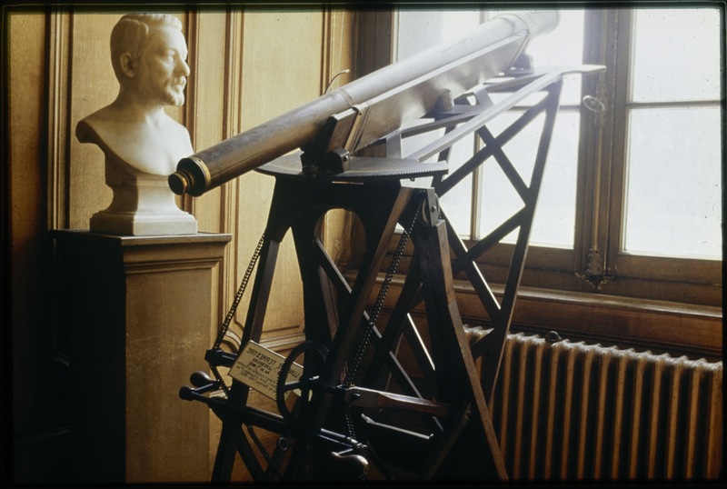 Grande Galerie (Musée), lunette de l'empereur et buste de Félix Tisserand - Observatoire de Paris, batiment Perrault (titre forgé)