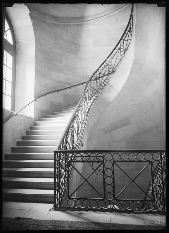 Le grand escalier, vue prise depuis le palier de l'antichambre, le 12 mai 1934 - Observatoire de Paris (titre forgé)