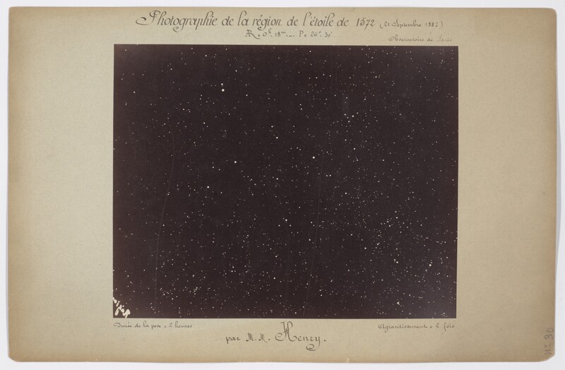 Photographie de la région de l’étoile de 1572 [21 septembre 1887] par MM. Henry. AD = 0h 18m, P = 26° 30’. Durée de la pose 2 heures, agrandissement 2 fois (titre original)