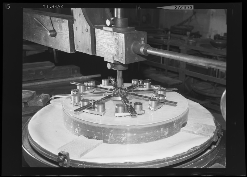 Polissage zonal d'une lame de Schmidt de 60cm - Laboratoire d'Optique de l'Observatoire de Paris (titre forgé) / [3 images]