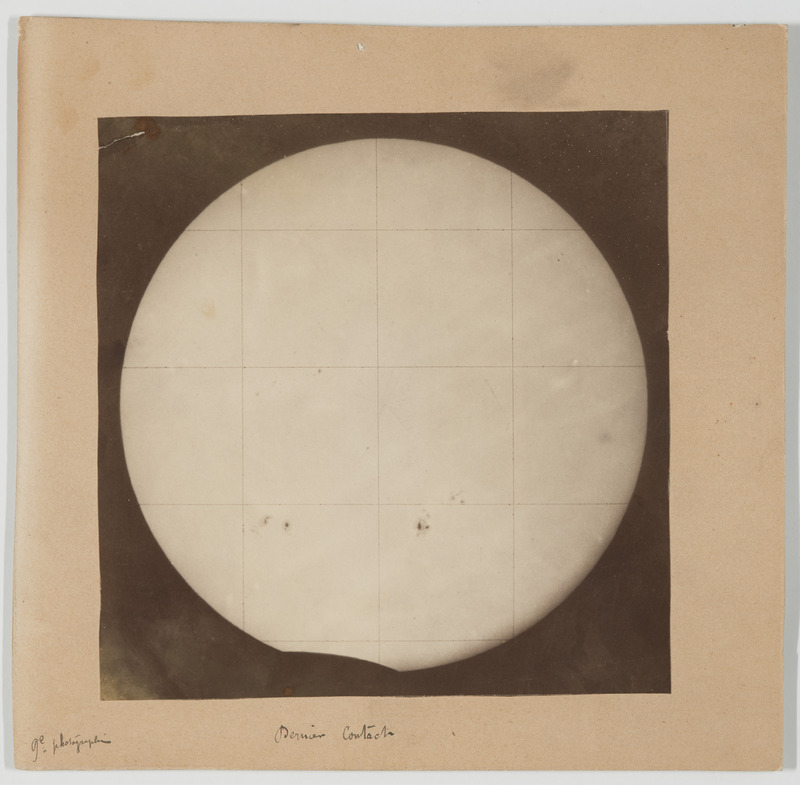 Photographie d’une éclipse de soleil (titre forgé), 9e photographie, dernier contact (titre original)