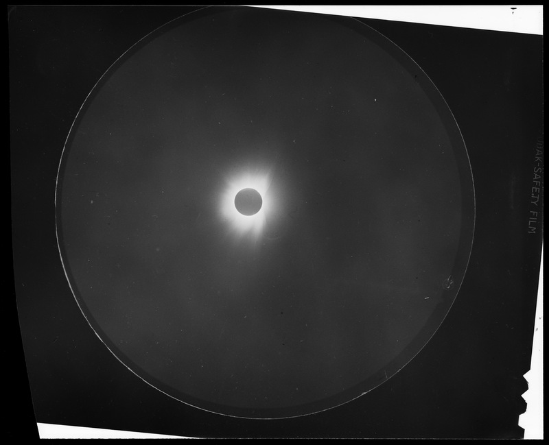 Eclipse totale de soleil du 15 Février 1961 - Contretype de cliché de l'Observatoire de Haute-Provence (titre forgé)