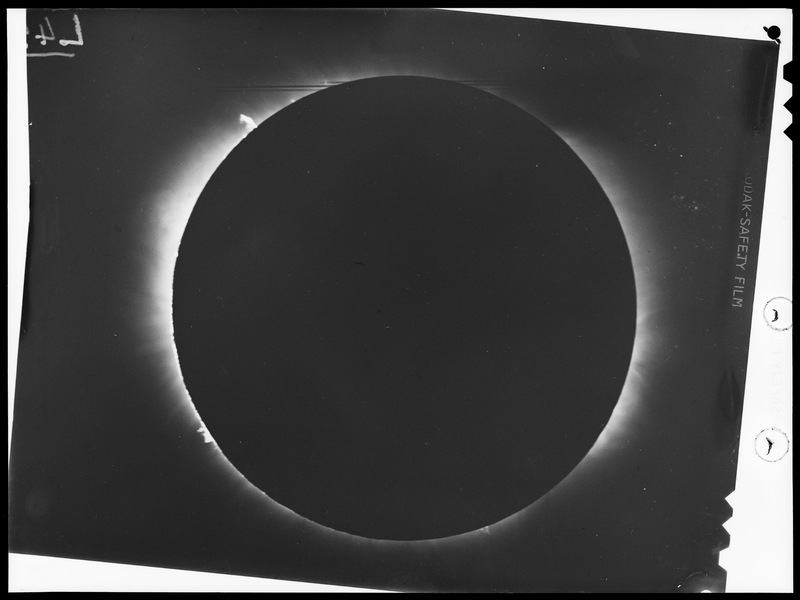 Eclipse totale de soleil du 15 Février 1961 - Contretype de cliché de l'Observatoire de Haute-Provence (titre forgé)