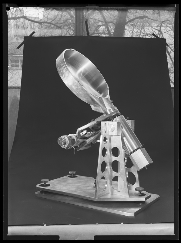 Coelostat - Atelier de mécanique de l'Institut d'Astrophysique de Paris (Janvier 1973) (titre forgé) / [2 images]