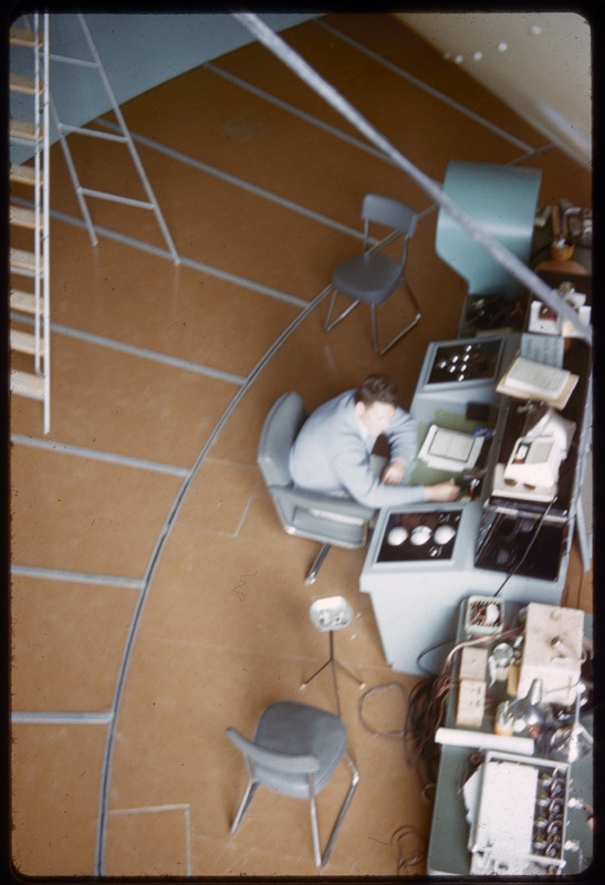 Pupitre de commande du télescope de 193 cm - Observatoire de Haute-Provence (titre forgé)