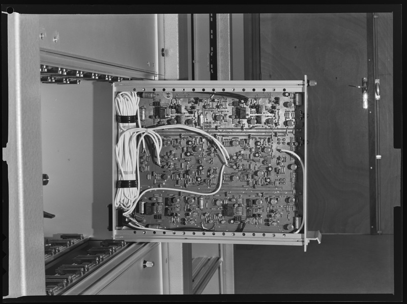 Récepteur à multi corrélations de l'interféromètre Est-Ouest : tiroir corrélateur - Station de radioastronomie de Nançay (Cher) (titre forgé)