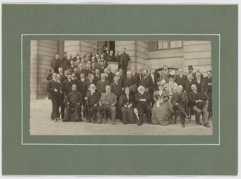 Photographie de groupe, prise à l’occasion du Congrès international des Etudes solaires tenu à l’observatoire de Meudon [20-23 mai 1907] (titre forgé)