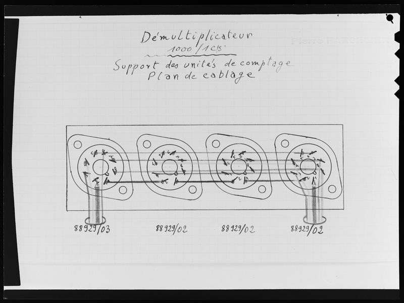 Démultiplicateur 1000/Ics. Support des unités de comptage. Plan de câblage - Bureau International de l'Heure de l'Observatoire de Paris (titre forgé)