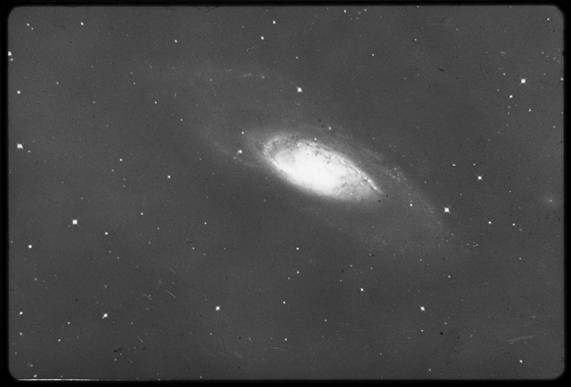 Nébuleuse NGC 4258 - HV43 pris le 16/4/53, pose 2h avec le télescope de 120 cm - Observatoire de Haute-Provence - Cliché Texereau (titre forgé)