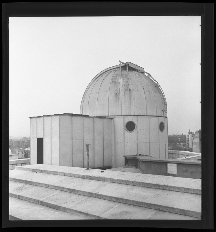 Coupole Ouest de l'Observatoire de Paris, (batiment Perrault) état le 22 septembre 1961 - vue générale de la coupole sur le toit (titre forgé) / [5 images]