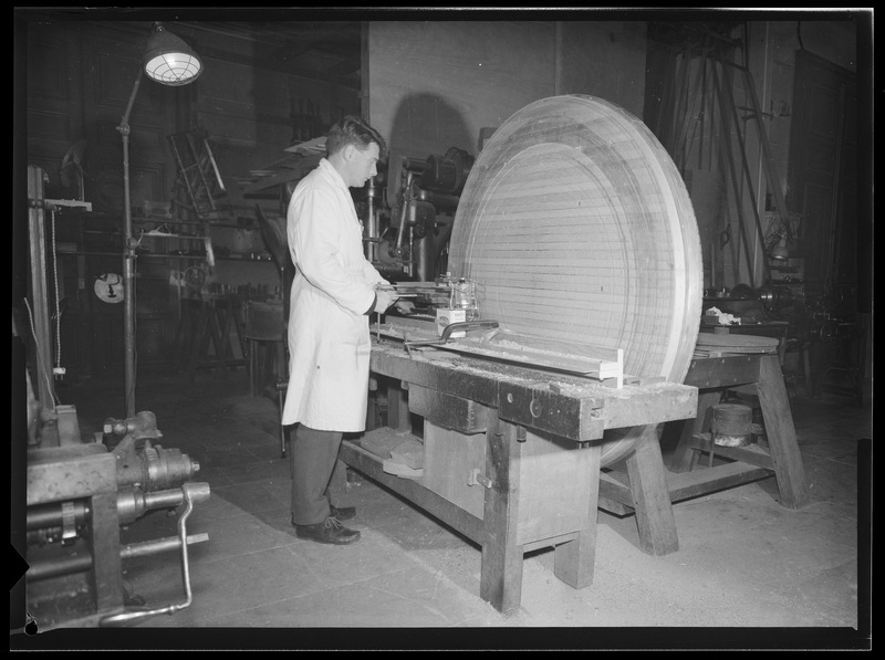 Miroir de 150cm destiné à l'Observatoire de Haute-Provence : Tournage du disque-outil (polissoir) destiné au miroir - Laboratoire d'Optique de l'Observatoire de Paris (titre forgé) / [2 images]