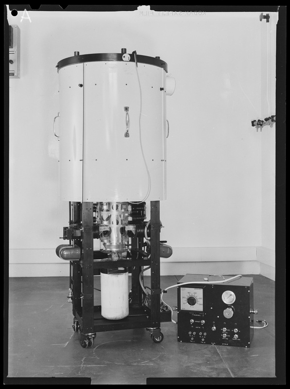 Bâti de la caméra grand champ et élément du bâti - Laboratoire de Physique Astronomique de l'Observatoire de Paris (Mars 1973) (titre forgé) / [4 images]