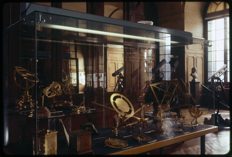 Instruments Habermel dans une vitrine d'exposition - Grande Galerie (Musée) de l'Observatoire de Paris (titre forgé) / [4 images]