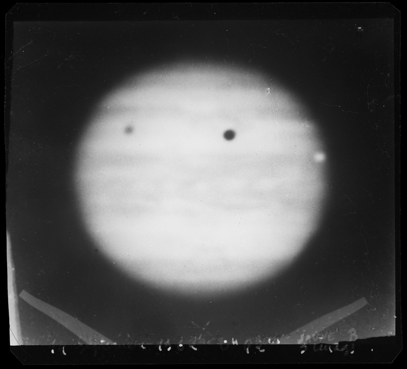 JUPITER. 14 septembre 1962. 0h42 à gauche : le satellite Ganymède au centre : l'ombre du satellite à droite : tout à fait le bord le satellite Io (titre forgé)