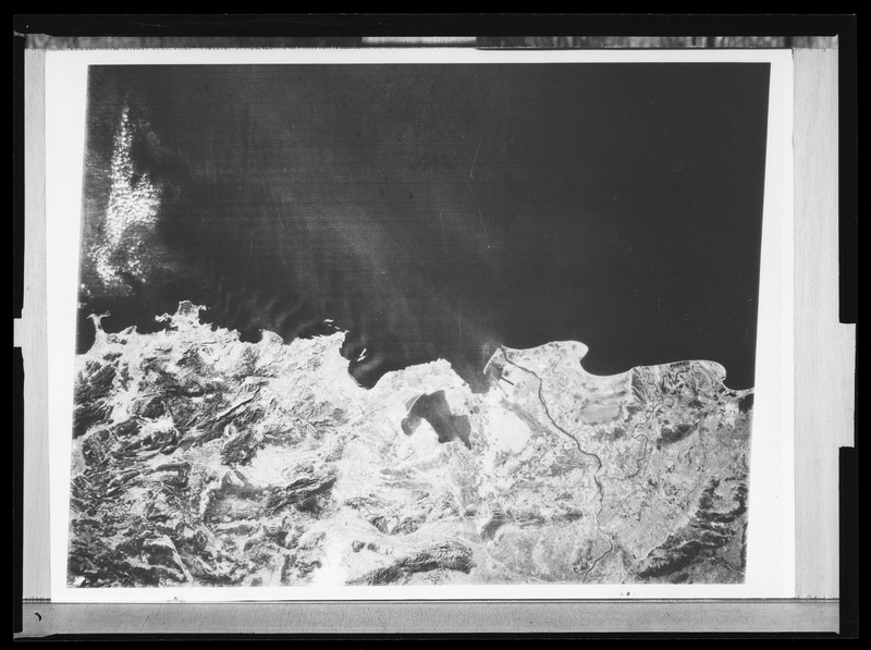 Reproduction d'une photographie de télédétection par satellite E.R.T.S. 1973 9h30 T.U. Résolution 80m Altitude 920km. Embouchure du Rhône Marseille (titre forgé)