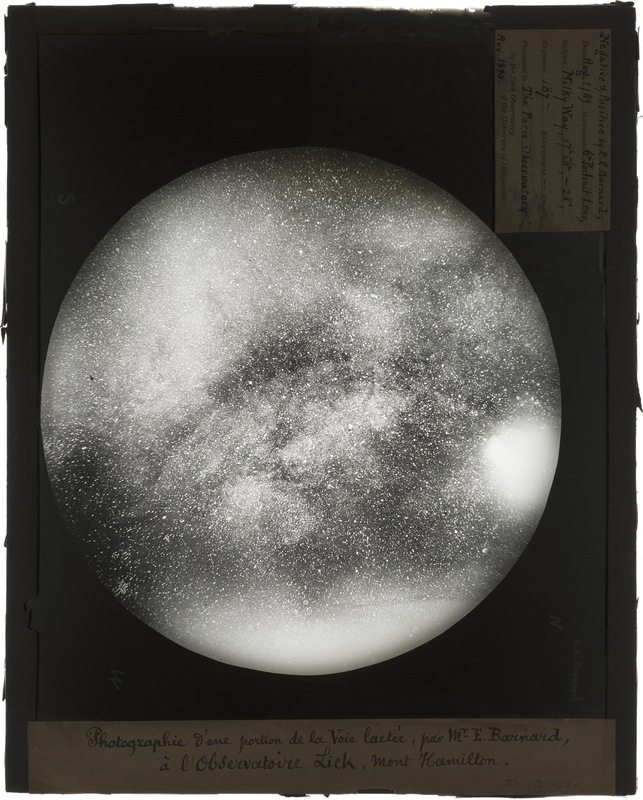 Photographie de la Voie lactée, par M. E. Barnard, à l’Observatoire Lick, Mont Hamilton. Instrument : 6 inch portrait lens, AD 17h 56m, P -28° (titre forgé)