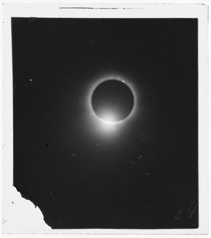 Phases de l’éclipse totale du 30 août 1905 [mission Andoyer]. (titre forgé)