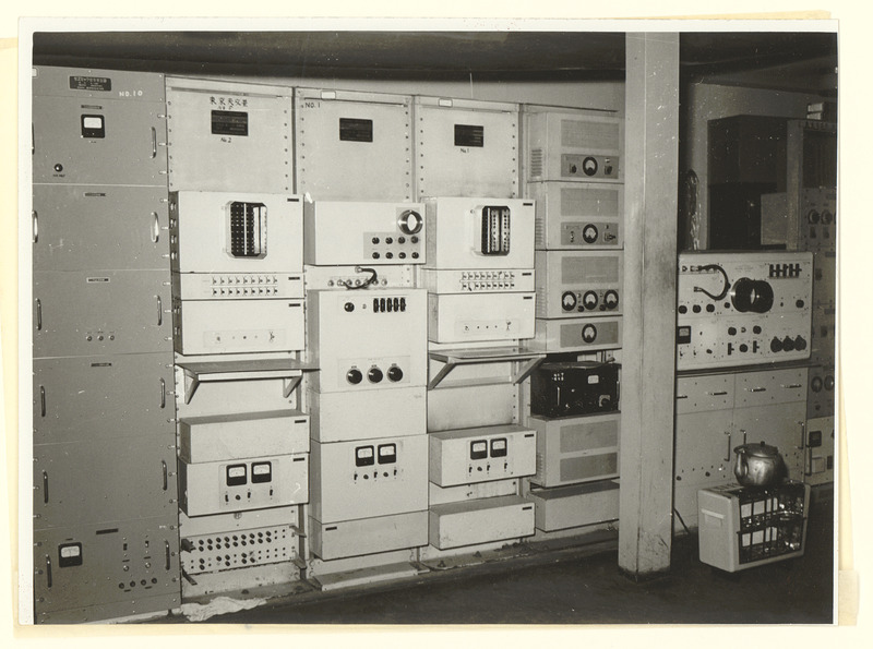 Observatoire de Tokyo [Japon]. Vue de la salle d'enregistrement des signaux horaires : Compteur temps, chronographe, appareil de réception des photographies. (titre forgé)