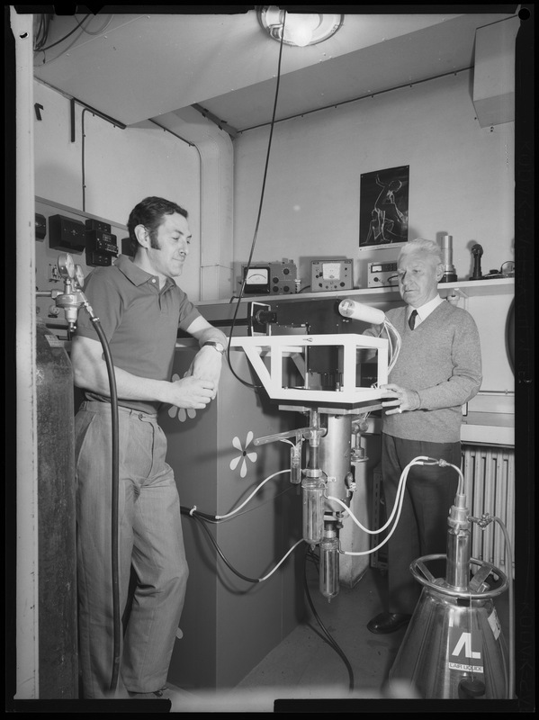 Étude du rendement de l'effet photoélectrique en lumière cohérente avec laser-caméra électronique (avril 1971) - Laboratoire de Physique Astronomique de l'Observatoire de Paris (titre forgé) / [2 images]