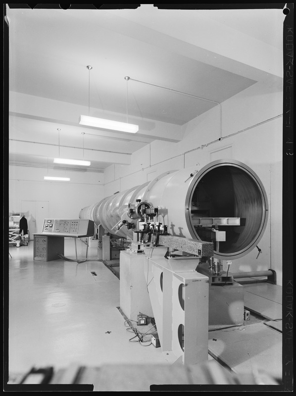 Spectrographe sous-vide de 10m pour l'ultraviolet : ensemble côté source - Laboratoire de Physique Atomique et Moléculaire Félenbock, Département d'Astrophysique Fondamentale (DAPHE) - Observatoire de Meudon (décembre 1971) (titre forgé)