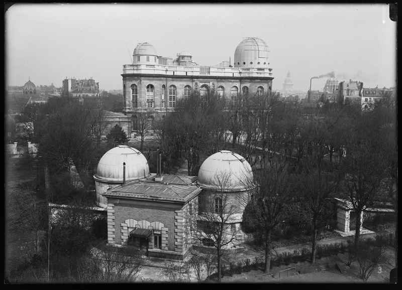 Vue générale des batiments et du parc de l'Observatoire de Paris prise depuis la terrasse du pavillon du Grand Equatorial Coudé, le 13 avril 1932 (titre forgé)