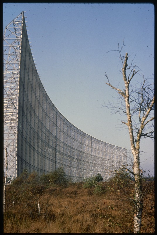 Miroir fixe du radiotélescope de Nançay - Station de radioastronomie de Nançay (Cher) (titre forgé)