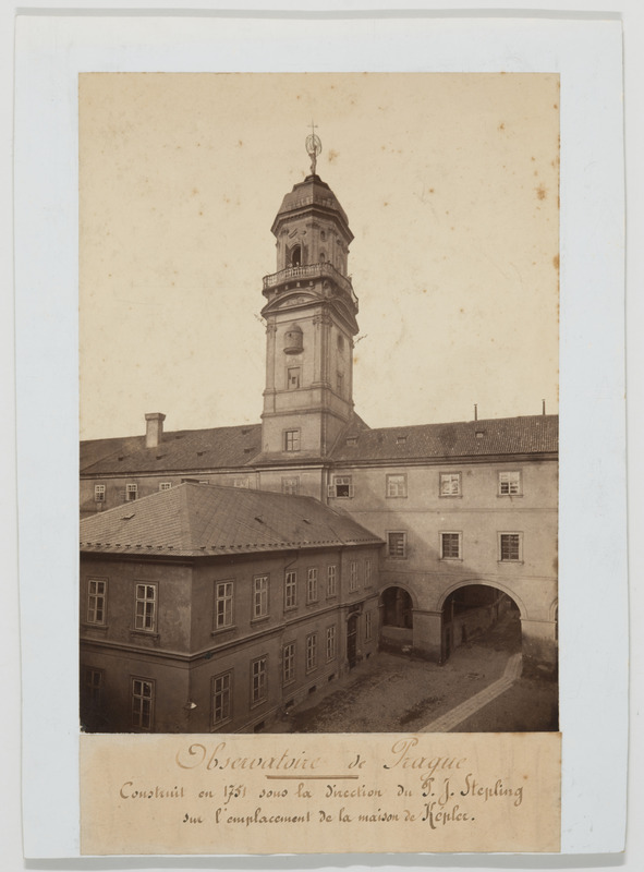 Observatoire de Prague, construit en 1751 sous la direction du P. J. Stepling sur l’emplacement de la maison de Kepler (titre original)