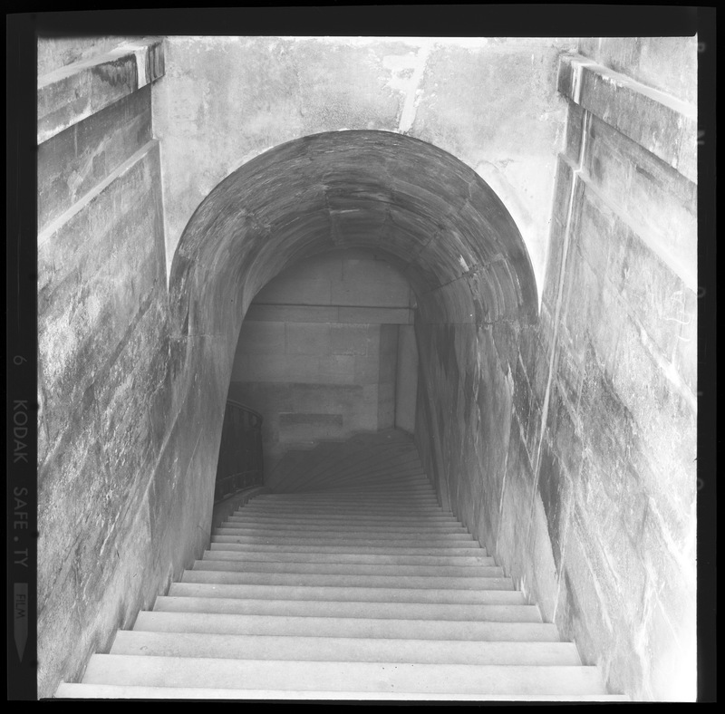 Le grand escalier de l'Observatoire de Paris vu depuis l'entrée de la terrasse supérieure (titre forgé)