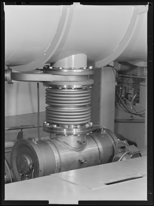 Spectrographe sous-vide de 10m pour l'ultraviolet : pompe turbo-moléculaire T.V.P. 5000 - Laboratoire de Physique Atomique et Moléculaire Félenbock, Département d'Astrophysique Fondamentale (DAPHE) - Observatoire de Meudon (titre forgé)