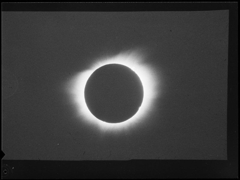 Eclipse totale de soleil du 15 Février 1961 - Contretype de cliché couleur J.Texereau (titre forgé)