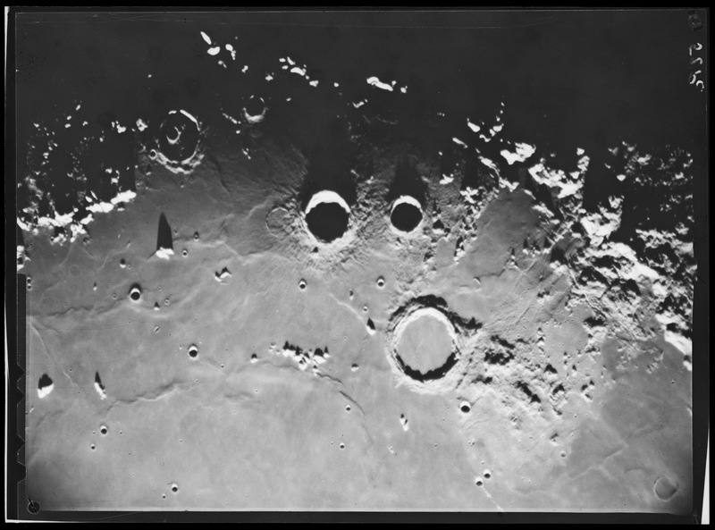 La Lune - Détails : les Apennins, les cratères Archimède et Cassini. Télescope de 193cm de l'Observatoire de Haute-Provence (titre forgé)