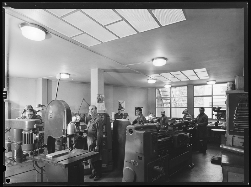 L'atelier de mécanique de l'Observatoire de Paris (18 novembre 1969) (titre forgé) / [2 images]